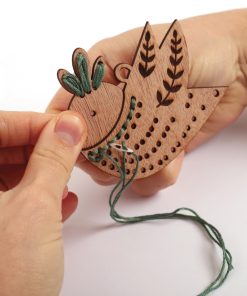 8 suspensions en bois à broder