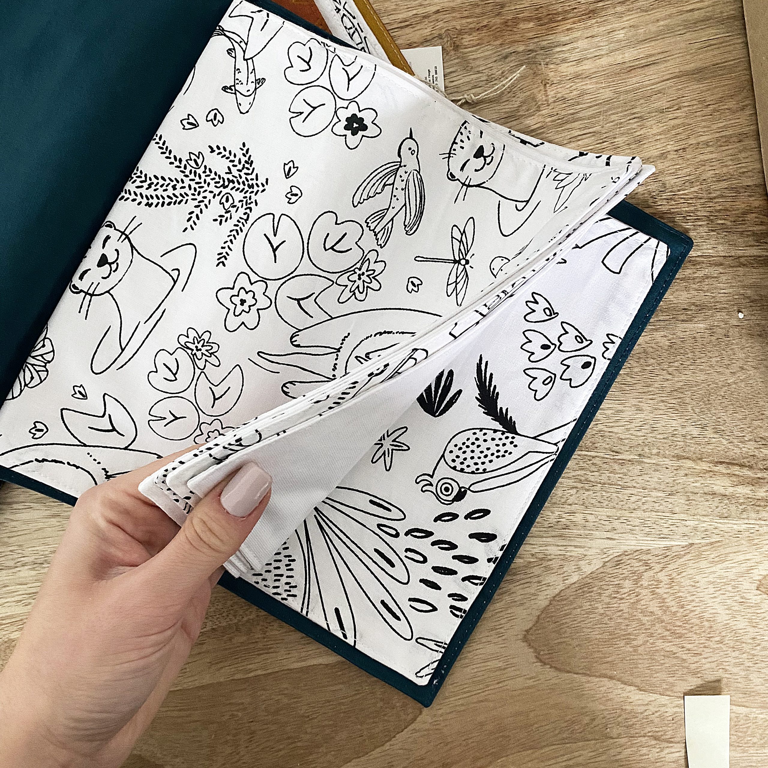 Livre de coloriage en tissu et feutres lavables – Image 4
