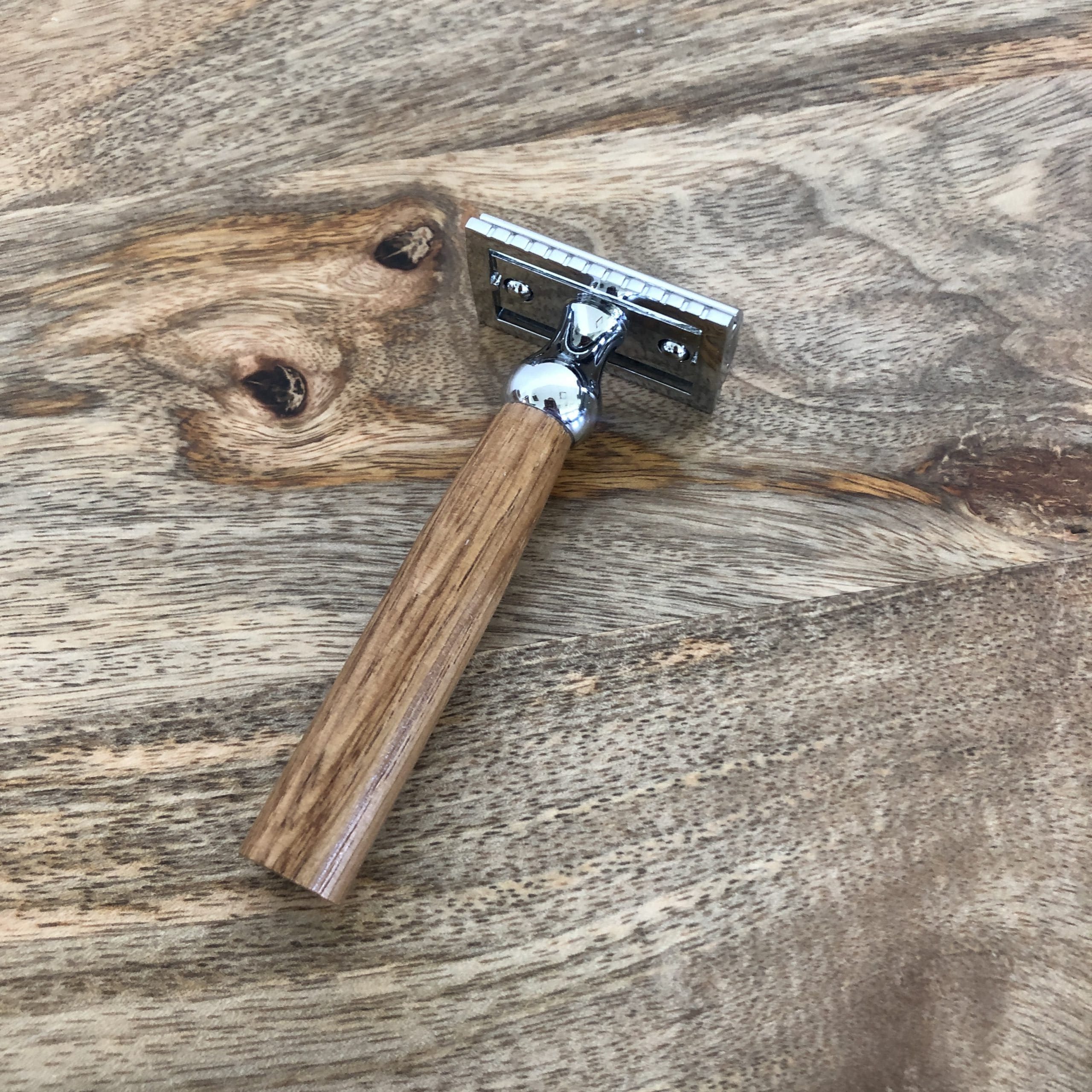 Rasoir de sureté avec manche en chêne – Image 2