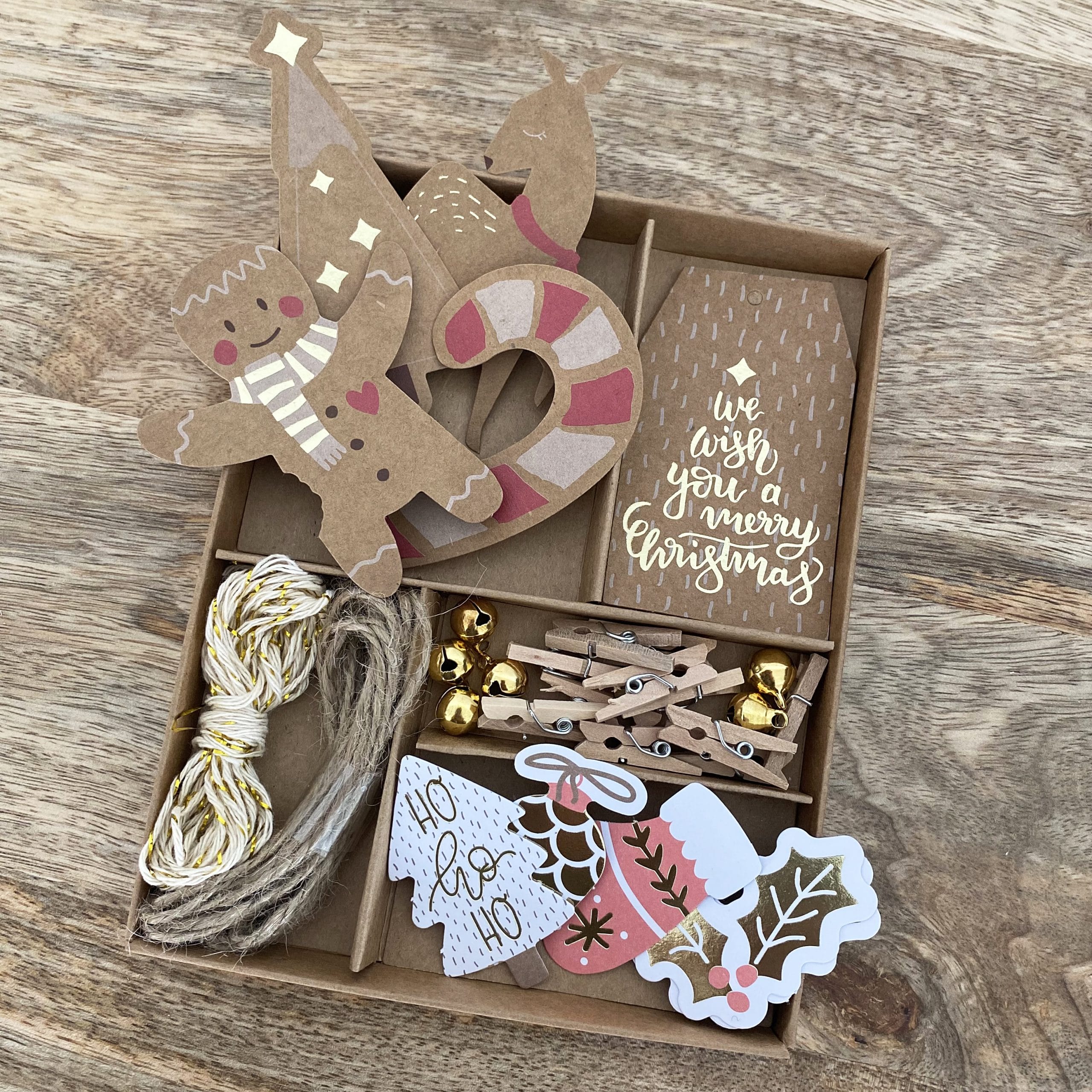 Kit d’emballage cadeaux (étiquettes, stickers, décorations, cordelettes) de Noël