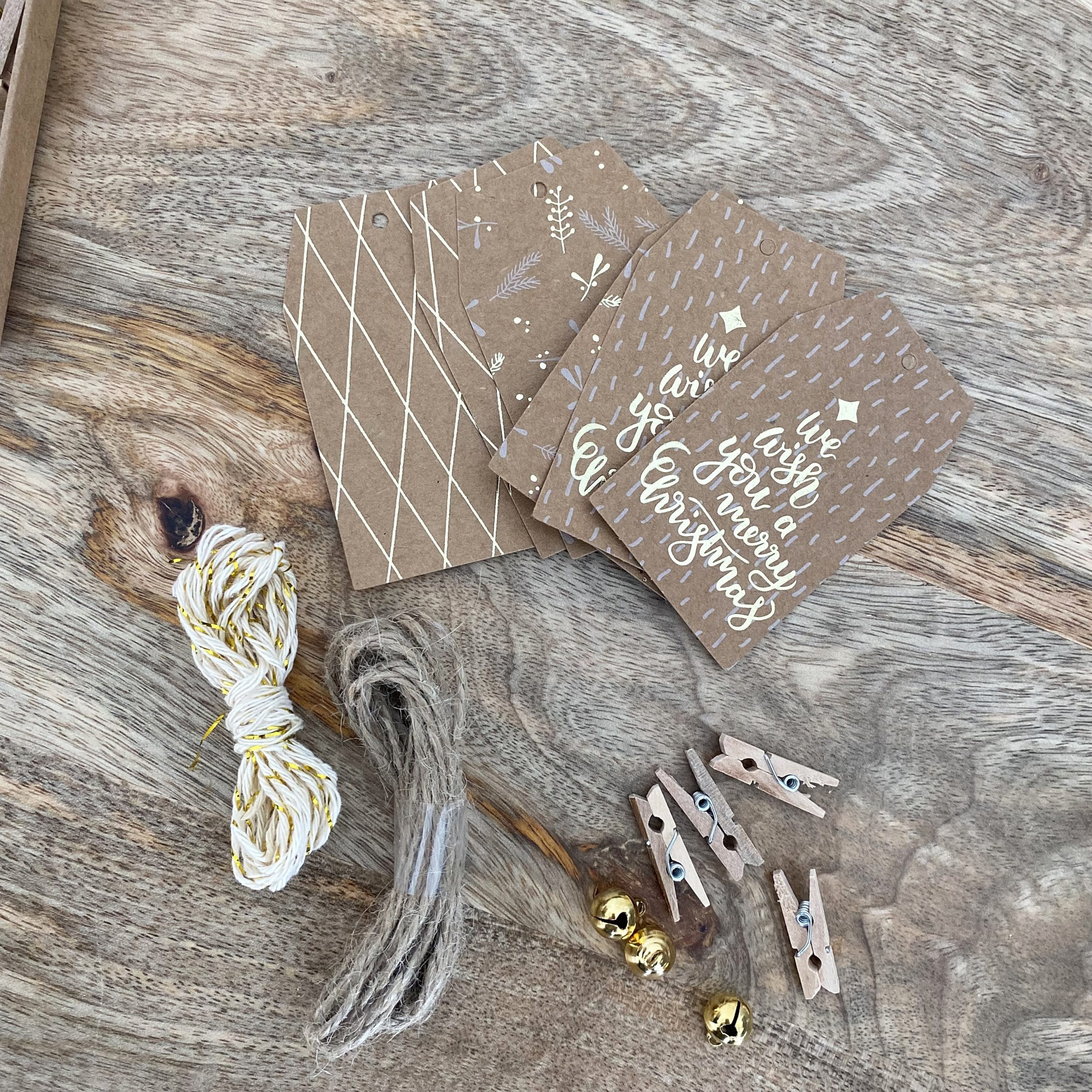 Kit d’emballage cadeaux (étiquettes, stickers, décorations, cordelettes) de Noël – Image 3